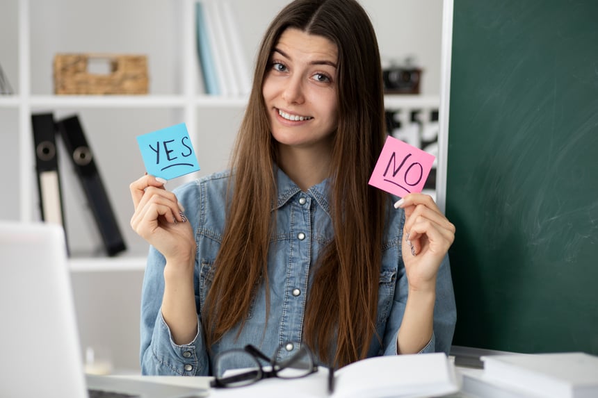 medium-shot-smiley-woman-with-post-its